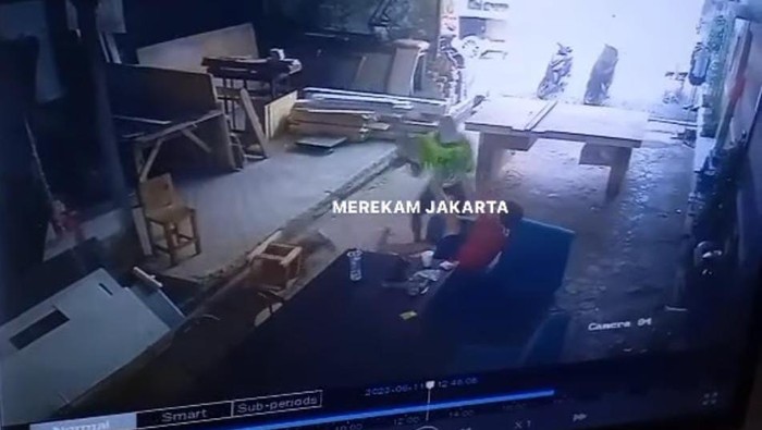 Pria di Jaksel mengepruk kepala temannya sendiri gegara persoalan sepele