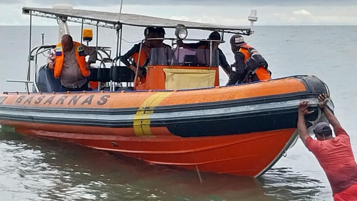 Proses penyelamatan 9 guru dalam insiden tenggellamnya perahu motor Nabire, Papua Tengah.