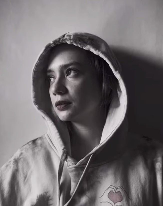 Putri Anne sebelumnya menutupi rambut dengan hoodienya ketika liburan bersama keluarga. Kini dia terang-terangan membagikan foto dan video tanpa mengenakan hijab di akun TikTok dan Instagram miliknya.  Foto: Instagram/anneofficial1990