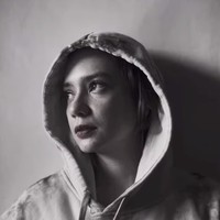 Putri Anne sebelumnya menutupi rambut dengan hoodienya ketika liburan bersama keluarga. Kini dia terang-terangan membagikan foto dan video tanpa mengenakan hijab di akun TikTok dan Instagram miliknya.  Foto: Instagram/anneofficial1990