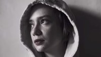 Rambut pirangnya tampak jelas melalui sisi-sisi hoodie yang tersingkap. Walaupun begitu, Putri Anne tetap fokus dengan menjaga buah hatinya. Foto: Instagram/anneofficial1990