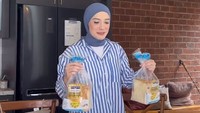 Putri Anne merupakan sosok ibu yang hangat di rumah. Setiap pagi, ada roti yang akan selalu disiapkan sebagai menu sarapan untuk keluarganya. Foto: Instagram/anneofficial1990