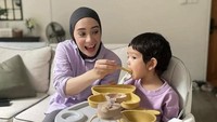 Di rumah, kebersamaan Putri Anne dan anaknya juga selalu lengket. Ia selalu menyuapi anaknya ketika waktu makan tiba. Foto: Instagram/anneofficial1990