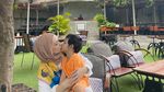 Putri Anne, Istri Arya Saloka, Asyik Hangout di Kafe Bareng Anak