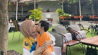 Ketika tak ada kesibukan, ia juga memilih menghabiskan waktu bersama anaknya. Pergi ke kafe dengan suasana hijau menjadi tujuannya untuk bersantai. Foto: Instagram/anneofficial1990