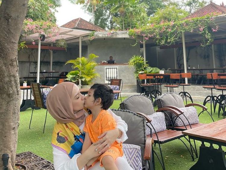 Putri Anne, Istri Arya Saloka, Asyik Hangout di Kafe Bareng Anak