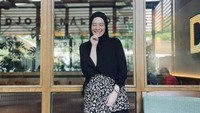 Menyambangi kafe saat memiliki waktu luang seolah menjadi rutinitas yang tak boleh ditinggalkan. Tak lupa ia berfoto pada sudut yang instagramable di kafe tersebut. Foto: Instagram/anneofficial1990