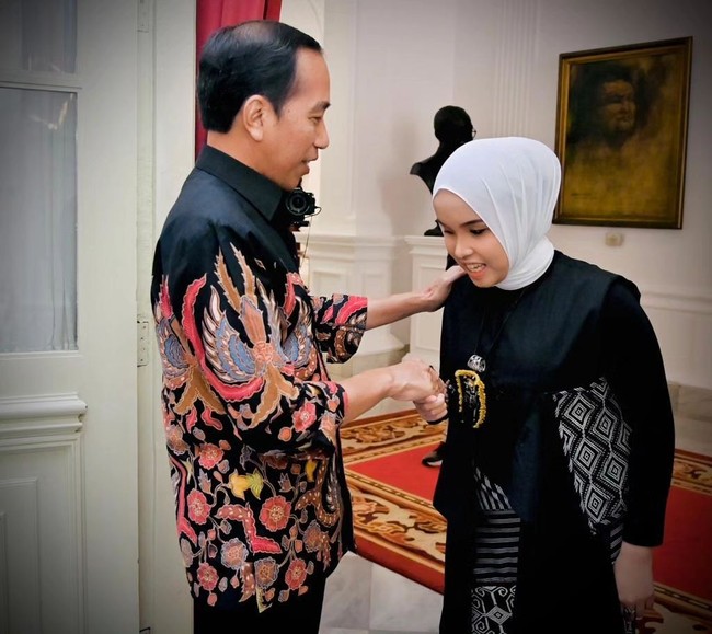 Putri Ariani menjadi viral setelah video audisinya tayang di YouTube. Remaja asal Yogyakarta ini diundang sebagai tamu kehormatan oleh banyak pesohor Indonesia, mulai dari selebriti hingga pejabat, bahkan Presiden RI Joko wWdodo.  Foto: Instagram @jokowi