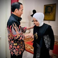 Putri Ariani menjadi viral setelah video audisinya tayang di YouTube. Remaja asal Yogyakarta ini diundang sebagai tamu kehormatan oleh banyak pesohor Indonesia, mulai dari selebriti hingga pejabat, bahkan Presiden RI Joko wWdodo.  Foto: Instagram @jokowi