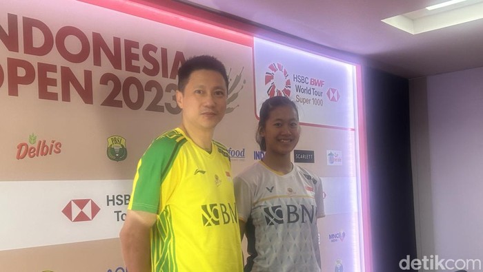Pelatih tunggal putri Indra Widjaja, tunggal putri Putri Kusuma Wardani.