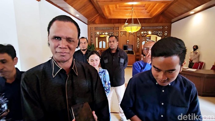 Reaksi Gibran saat Hercules di Balai Kota Solo, Kamis (15/6/2023), menyatakan dukungannya jika Gibran maju Pilgub DKI Jakarta.
