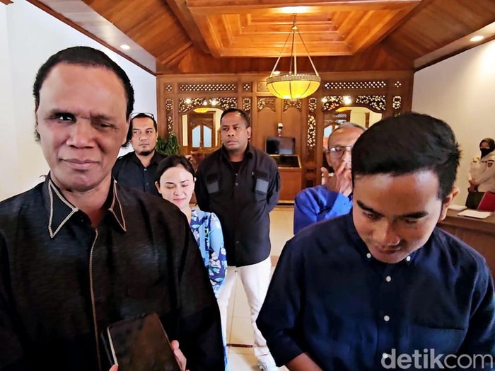 Reaksi Gibran saat Hercules di Balai Kota Solo, Kamis (15/6/2023), menyatakan dukungannya jika Gibran maju Pilgub DKI Jakarta.