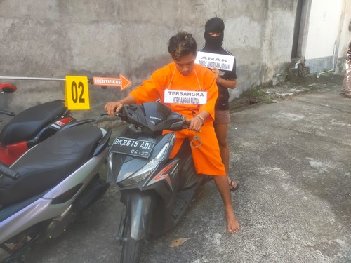 Rekonstruksi pengeroyokan hingga menyebabkan kematian terhadap Yohanes Imanuel Naioki yang dilakukan oleh 10 orang remaja di Kota Denpasar. (Dok. Polresta Denpasar)