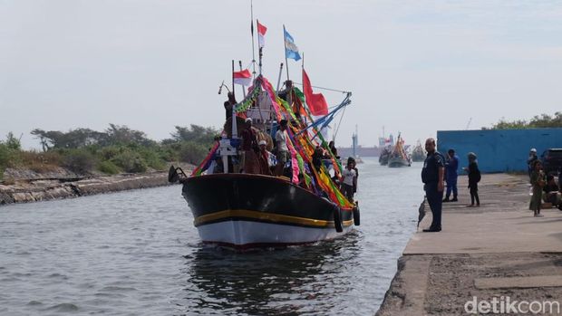 Ribuan warga Gili Ketapang Probolinggo antarkan calon jemaah haji naik kapal hias dalam tradisi Ngater Kajien.