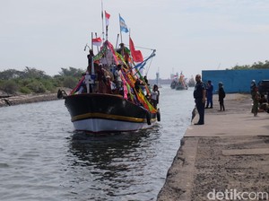 Tradisi Unik Warga Gili Ketapang Probolinggo Antarkan Calon Jemaah Haji