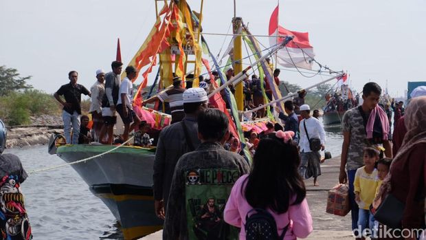 Ribuan warga Gili Ketapang Probolinggo antarkan calon jemaah haji naik kapal hias dalam tradisi Ngater Kajien.