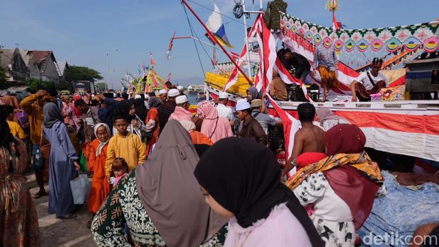 Ribuan warga Gili Ketapang Probolinggo antarkan calon jemaah haji naik kapal hias dalam tradisi Ngater Kajien.