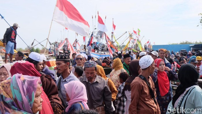 Ribuan warga Gili Ketapang Probolinggo antarkan calon jemaah haji naik kapal hias dalam tradisi Ngater Kajien.