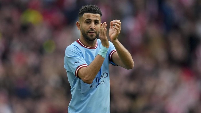 Riyad Mahrez Manchester Citys Riyad Mahrez greets fans at the end of the English FA Cup semi final soccer match between Manchester City and Sheffield United at Wembley stadium, in London, Saturday, April 22, 2023. (AP Photo/Alastair Grant)