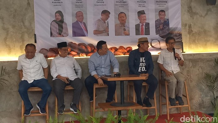 Rocky Gerung saat menjadi pembicara di Almamater Coffee and Eatery Solo, Kamis (15/6/2023).