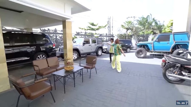 Adapun luas bangunannya mencapai 500 meter persegi yang menyisakan halaman yang cukup besar. Bagian depan lantas dimanfaatkan sebagai garasi yang dapat menampung sekitar lima mobil. (Foto: YouTube/Trans7 Official)