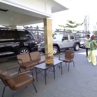 Adapun luas bangunannya mencapai 500 meter persegi yang menyisakan halaman yang cukup besar. Bagian depan lantas dimanfaatkan sebagai garasi yang dapat menampung sekitar lima mobil. (Foto: YouTube/Trans7 Official)