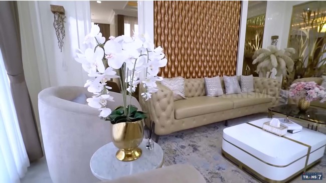 Melvhina mengusung gaya modern-chic untuk interior rumah. Palet dingin yang menjadi pilihannya memberi atmosfer yang clean, ditambah sentuhan emas yang mewah. “Aku pakai jasa desainer interior, karena aku dan suami nggak tahu apa-apa?” katanya saat muncul di program Sobat Misqueen yang tayang di Trans7. (Foto: YouTube/Trans7 Official)