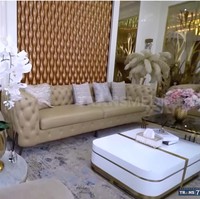 Melvhina mengusung gaya modern-chic untuk interior rumah. Palet dingin yang menjadi pilihannya memberi atmosfer yang clean, ditambah sentuhan emas yang mewah. “Aku pakai jasa desainer interior, karena aku dan suami nggak tahu apa-apa?” katanya saat muncul di program Sobat Misqueen yang tayang di Trans7. (Foto: YouTube/Trans7 Official)