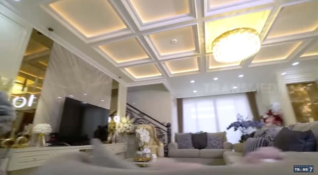 Penampakan ruangan keluarga yang bagian atapnya dilengkapi gipsum. Setiap sisinya mendapat listing lampu, serasa di hotel berbintang. (Foto: YouTube/Trans7 Official)