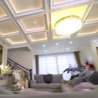 Penampakan ruangan keluarga yang bagian atapnya dilengkapi gipsum. Setiap sisinya mendapat listing lampu, serasa di hotel berbintang. (Foto: YouTube/Trans7 Official)