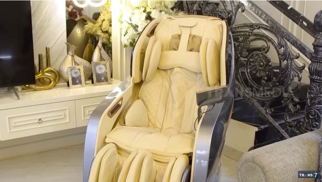Salah satu perabotan favorit keluarga Melvhina: kursi pijat seharga Rp 180 juta. “Harganya bisa dapat mobil, tapi mobil yang biasa ya,” kata perempuan yang mulai merintis usaha produk perawatan kulit pada 2018 itu. (Foto: YouTube/Trans7 Official)