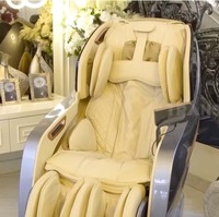 Salah satu perabotan favorit keluarga Melvhina: kursi pijat seharga Rp 180 juta. “Harganya bisa dapat mobil, tapi mobil yang biasa ya,” kata perempuan yang mulai merintis usaha produk perawatan kulit pada 2018 itu. (Foto: YouTube/Trans7 Official)