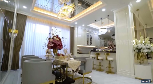 Dapur dan ruang makan memadukan gaya modern dan american classic. Selain meja makan formal, Melvhina melengkapi dapurnya dengan meja bar. (Foto: YouTube/Trans7 Official)