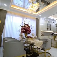 Dapur dan ruang makan memadukan gaya modern dan american classic. Selain meja makan formal, Melvhina melengkapi dapurnya dengan meja bar. (Foto: YouTube/Trans7 Official)