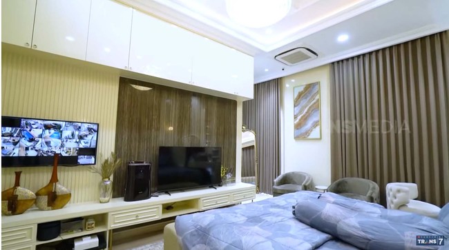 Inilah kamar tidur utama yang hadir dengan desain minimalis. Untuk jendela, ia menggunakan tirai yang dapat difungsikan secara otomatis. (Foto: YouTube/Trans7 Official)