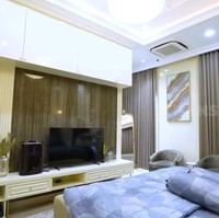 Inilah kamar tidur utama yang hadir dengan desain minimalis. Untuk jendela, ia menggunakan tirai yang dapat difungsikan secara otomatis. (Foto: YouTube/Trans7 Official)