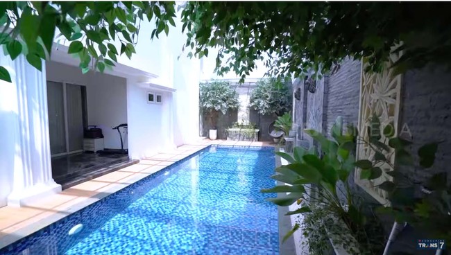 Tidak ketinggalan kolam renang dengan taman vertikal yang menghiasi sisinya. (Foto: YouTube/Trans7 Official)