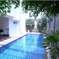 Tidak ketinggalan kolam renang dengan taman vertikal yang menghiasi sisinya. (Foto: YouTube/Trans7 Official)