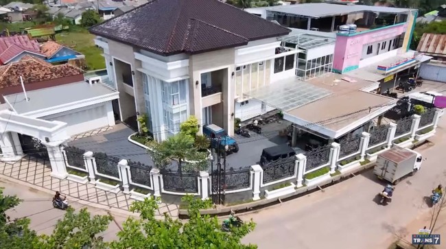Inilah rumah milik Melvhina Husyanti, pendiri Daviena Skincare. Berada di Palembang, Sumatera Selatan, rumah tersebut berdiri di atas lahan seluas 1000 meter persegi. (Foto: YouTube/Trans7 Official)