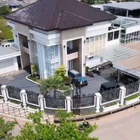 Inilah rumah milik Melvhina Husyanti, pendiri Daviena Skincare. Berada di Palembang, Sumatera Selatan, rumah tersebut berdiri di atas lahan seluas 1000 meter persegi. (Foto: YouTube/Trans7 Official)