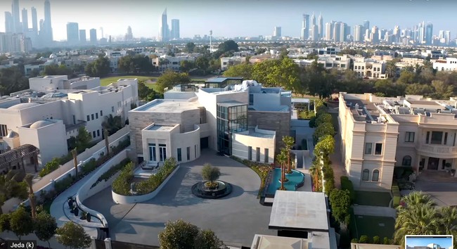 Inilah bagian depan rumah mewah di Dubai yang dijual untuk para crazy rich. Rumah dengan nama Villa Amara ini dijual seharga US$ 48.000.000 atau sekitar Rp 717 miliar. Foto: Dok. YouTube Luxe List