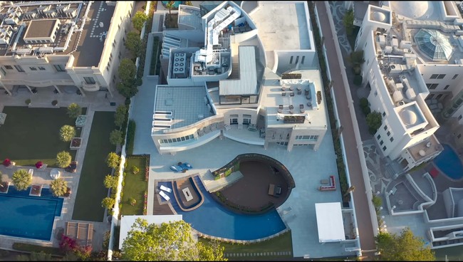 Rumah mewah ini luasnya mencapai 4.180 m2. Rumah modern minimalis tersebut berdekatan dengan lapangan golf di Dubai. Foto: Dok. YouTube Luxe List