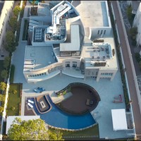 Rumah mewah ini luasnya mencapai 4.180 m2. Rumah modern minimalis tersebut berdekatan dengan lapangan golf di Dubai. Foto: Dok. YouTube Luxe List