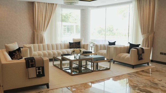 Dapur bersih dengan desain minimalis hadir di lantai satu rumah crazy rich Dubai. Dapur dihiasi kitchen island besar berbahan marmer yang mewah. Foto: Dok. YouTube Luxe List