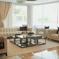 Dapur bersih dengan desain minimalis hadir di lantai satu rumah crazy rich Dubai. Dapur dihiasi kitchen island besar berbahan marmer yang mewah. Foto: Dok. YouTube Luxe List