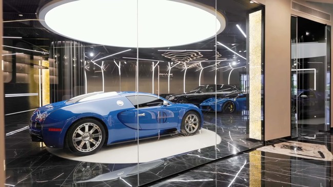 Salah satu area paling menarik di rumah mewah ini ada tempat bak showroom mobil. Area ini dihiasi kaca bening sehingga dari dalam rumah bisa terlihat mobil paling favorit dan termewah yang diparkir di garasi. Foto: Dok. YouTube Luxe List