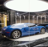 Salah satu area paling menarik di rumah mewah ini ada tempat bak showroom mobil. Area ini dihiasi kaca bening sehingga dari dalam rumah bisa terlihat mobil paling favorit dan termewah yang diparkir di garasi. Foto: Dok. YouTube Luxe List