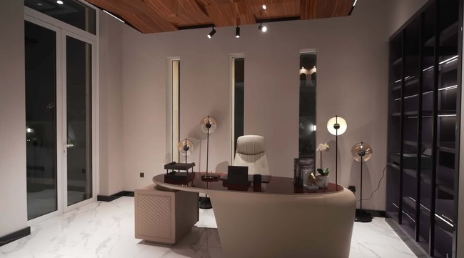 Rumah mewah di kawasan Timur Tengah ini juga dilengkapi ruang kerja yang luas dengan detail langit-langit kayu glossy.  Foto: Dok. YouTube Luxe List