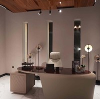 Rumah mewah di kawasan Timur Tengah ini juga dilengkapi ruang kerja yang luas dengan detail langit-langit kayu glossy.  Foto: Dok. YouTube Luxe List