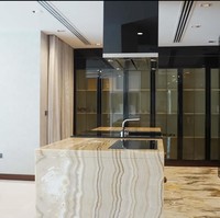 Ada dua ruang tamu di rumah crazy rich Dubai ini. Ruangan dengan sofa putih ini salah satunya. Ruangan tampak homey dengan tambahan dekor selimut dan bantal kursi serta pemandangan area kolam renang dan pepohonan. Foto: Dok. YouTube Luxe List